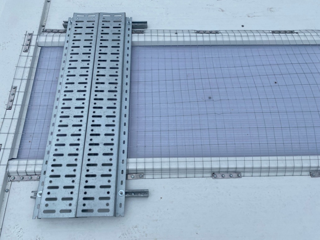 Elementos de seguridad en paso peatonal de lucernarios