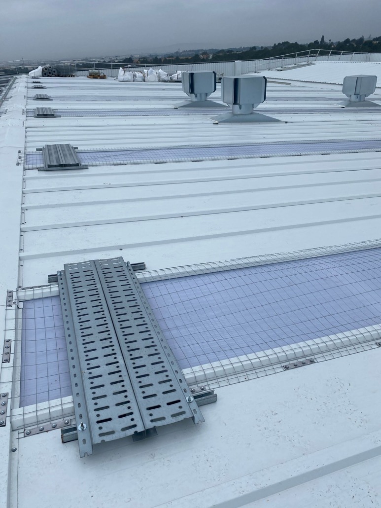 Elementos de seguridad en paso peatonal de lucernarios