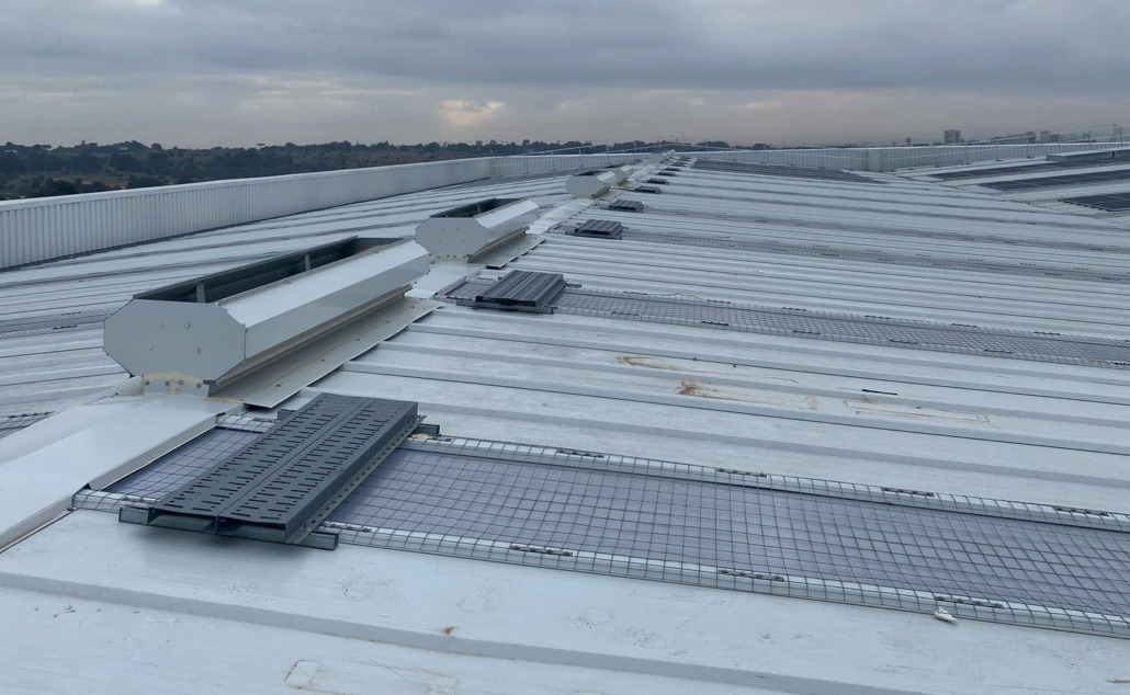 Elementos de seguridad en paso peatonal de lucernarios